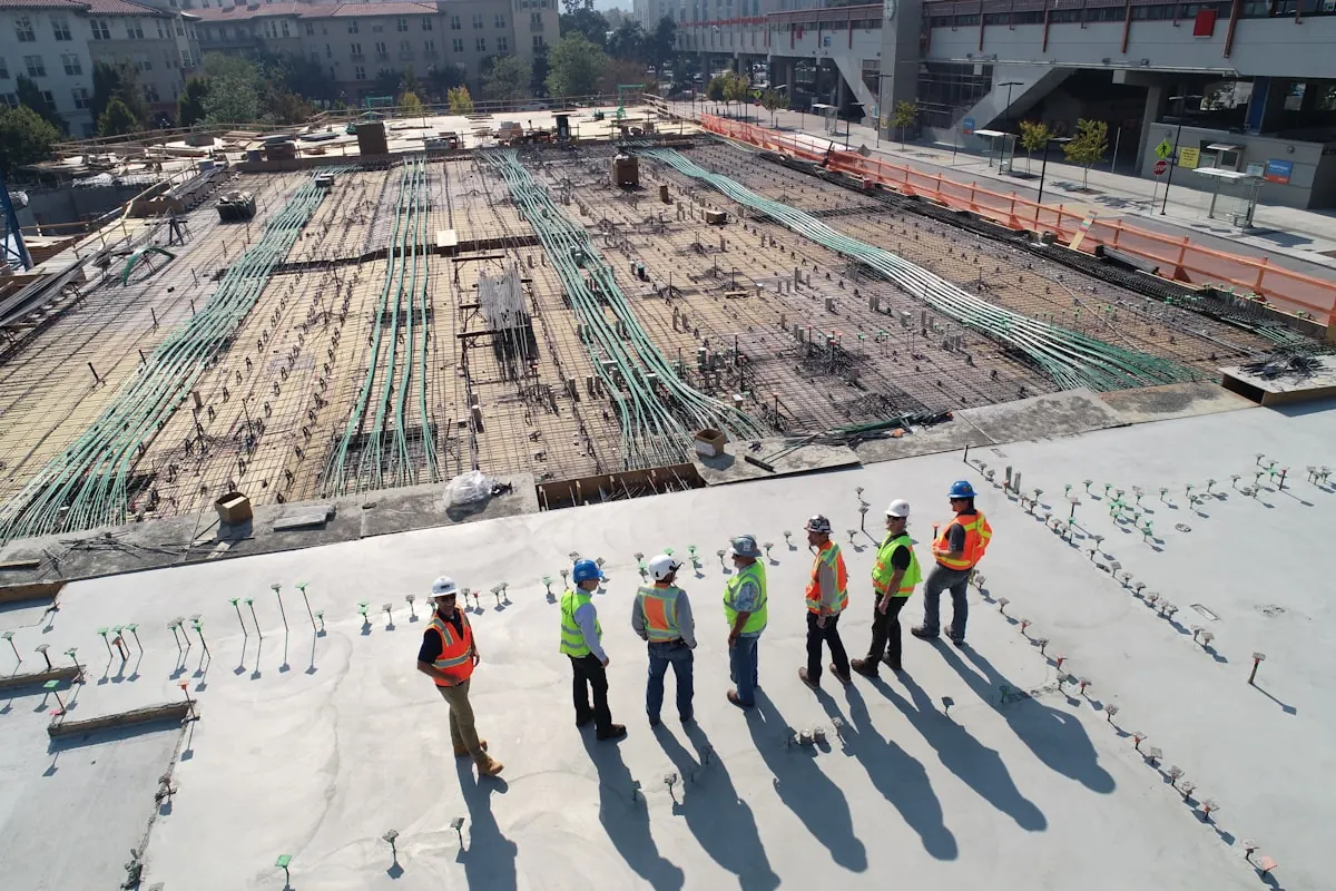 Baustelle mit Kran und Rohbau – Arbeitsumfeld von Bauunternehmen